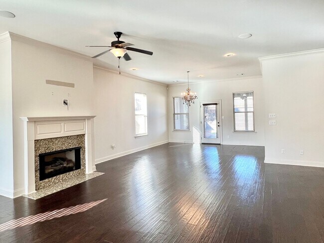 Foto del edificio - Gorgeous Four Bedroom Home With A Large Ou...