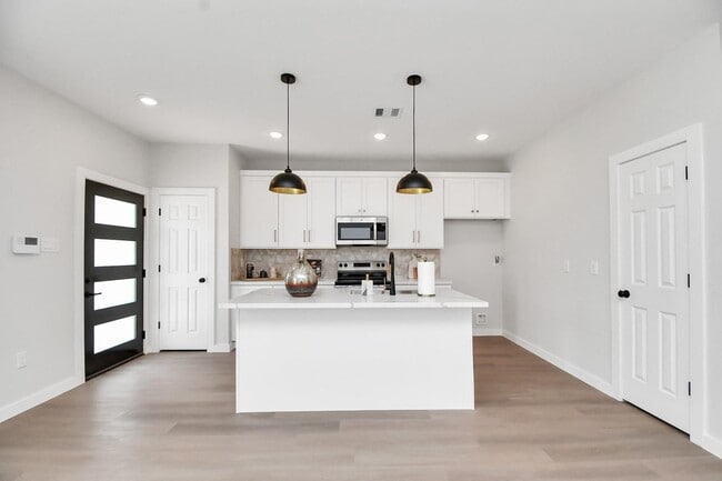 Building Photo - 7926 Gladstone St