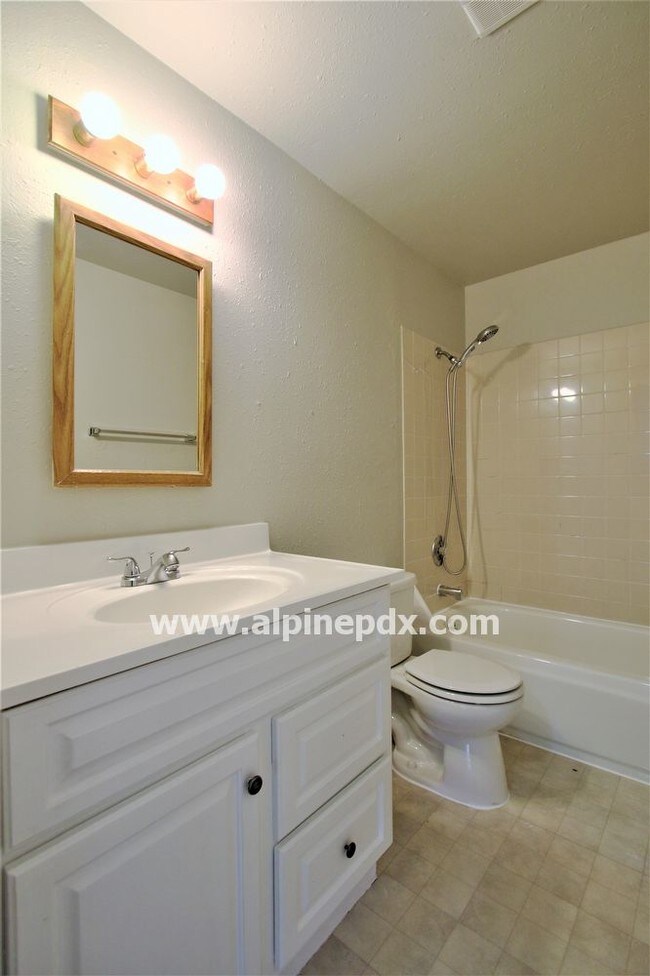 Building Photo - 2 Bedroom Single Level - end unit