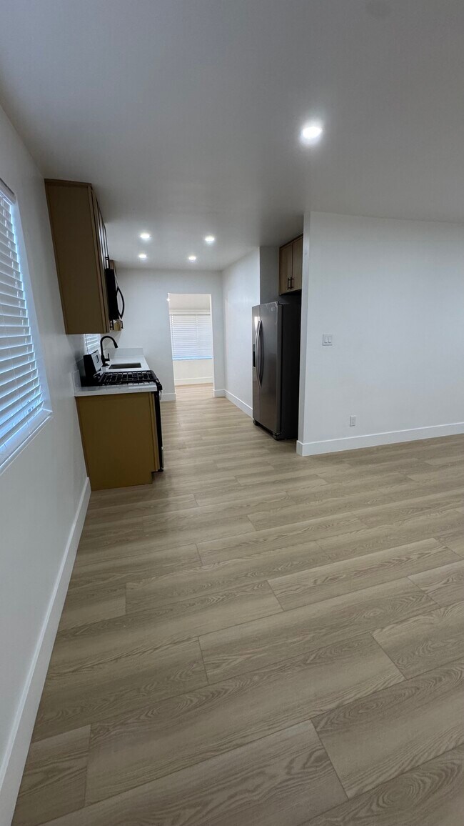 Foto del edificio - 3443 E 8th St