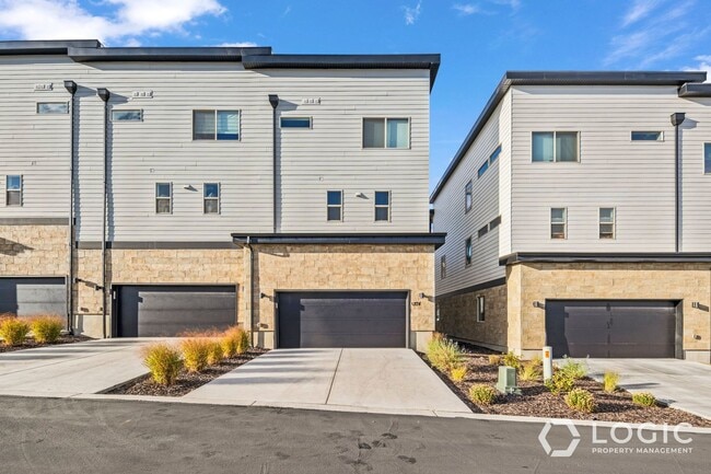 Foto del edificio - Beautiful Row End Townhome in Park City Utah!