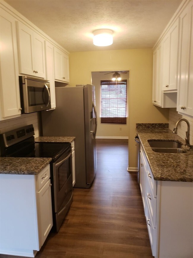 Building Photo - 2413 Tree Top Ct