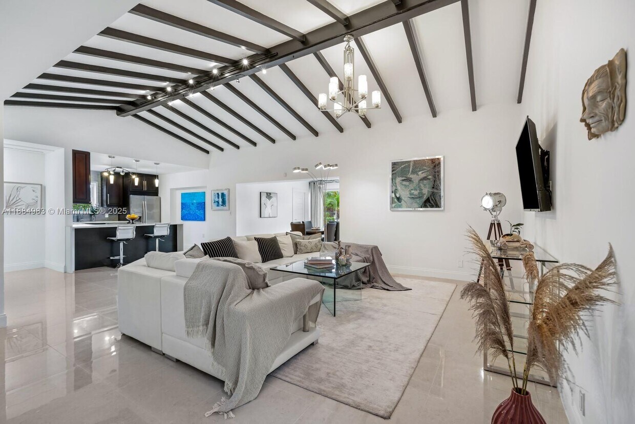 Foto principal - 2830 NE 56th Ct