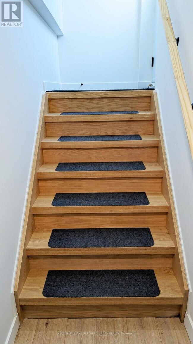 Photo du bâtiment - 2301 Lawrence Ave W