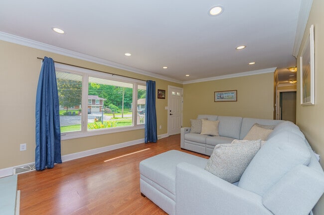 Building Photo - 15 Spa Cir