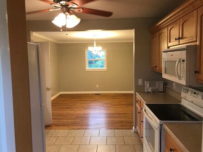 Building Photo - 1601 Woodvale Dr NW
