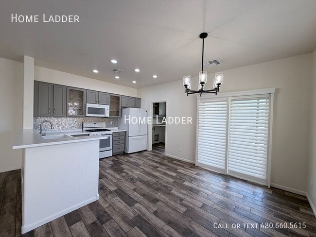Building Photo - 915 East Gold Dust Way