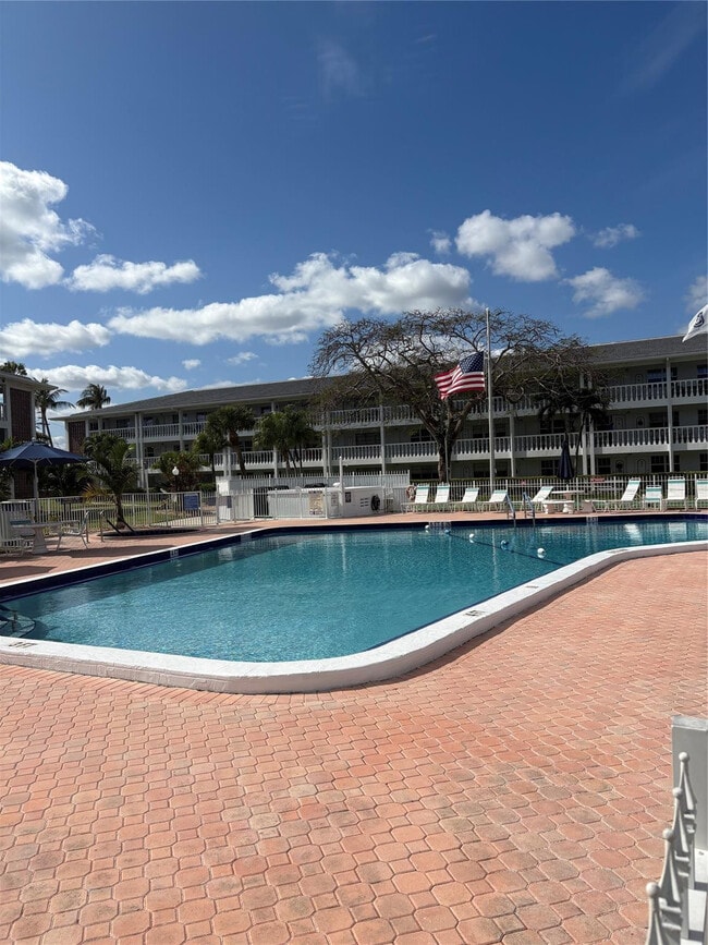 Foto del edificio - 2455 NE 51st St