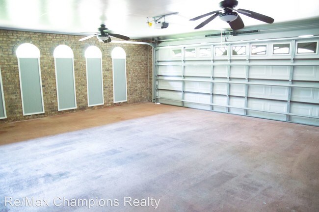 Building Photo - 6730 Ranch Forest Dr