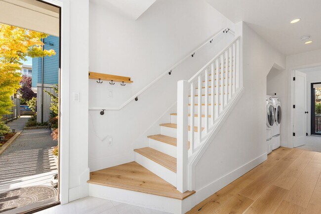 Building Photo - West Seattle/Admiral Luxury Townhome with ...