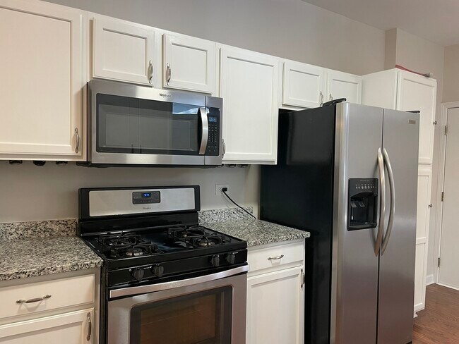 Foto del edificio - 28 Waverly Ct