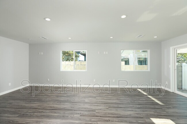 Building Photo - 604 W Lexington Dr