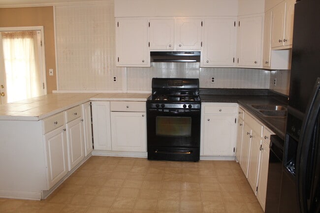 Building Photo - Ireland Dr. area