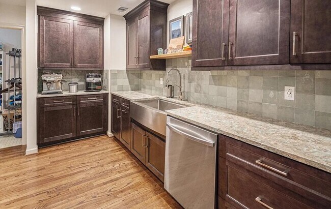 Foto del edificio - Historic building 2bedr 2bath Gorgeous home