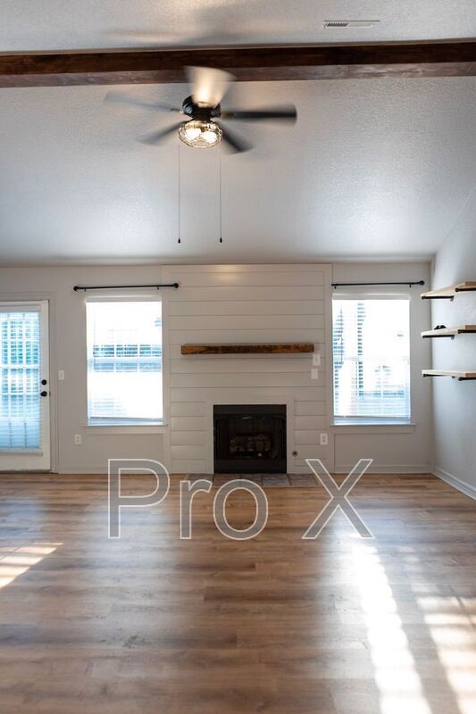 Building Photo - 833 S Eastview Dr