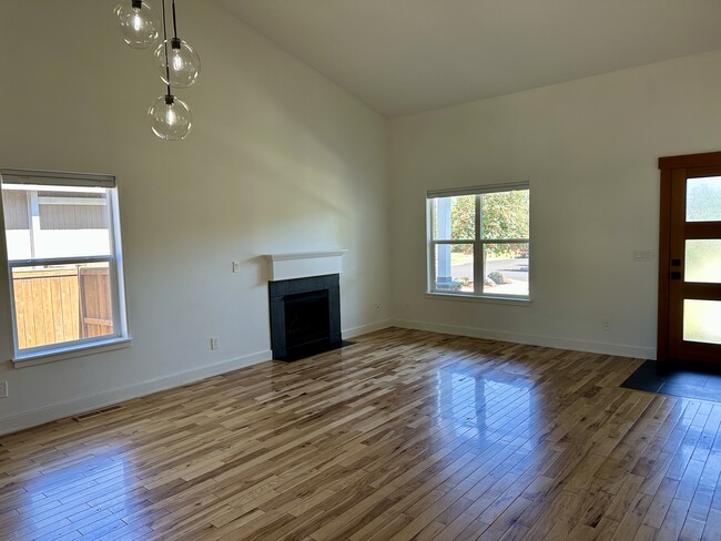 Building Photo - 63713 Hunters Cir