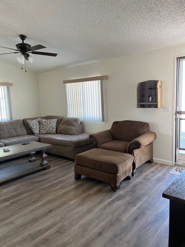 Building Photo - VACATION RENTAL -- 2 Bedroom 2 Bath