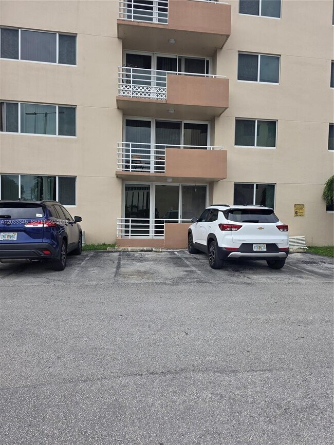Foto del edificio - 8050 NW 8th St
