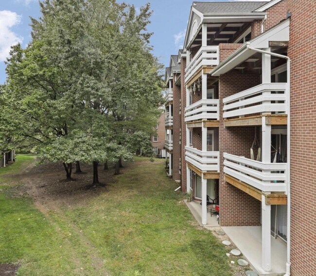 Building Photo - 7598 Lakeside Village Dr
