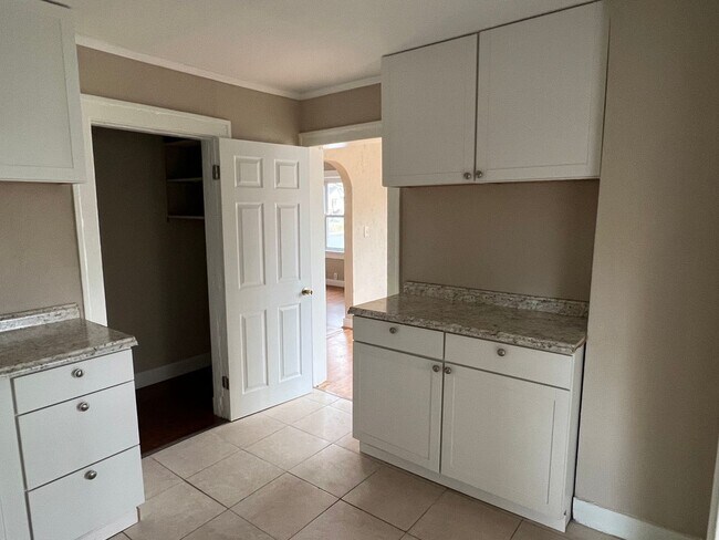 Foto del edificio - Large 2 bedrooms 1 bathroom house in Dayto...