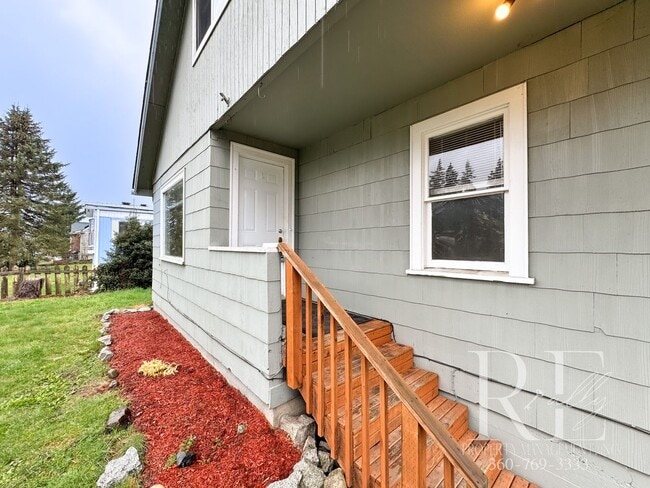 Building Photo - 1215 Evans Ave W