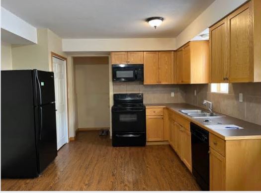 Photo du bâtiment - 2 Bed 1 Bath Lower unit - Closer to Downtown