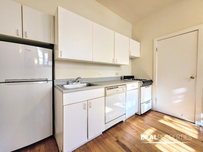Foto del edificio - 0 bedroom in CHICAGO IL 60613