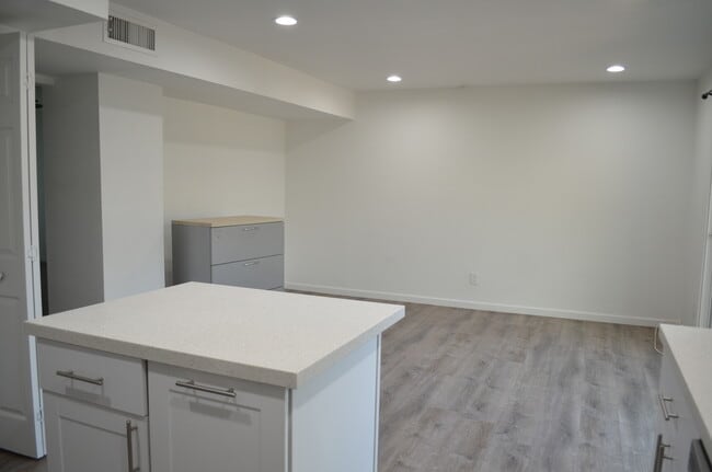 Building Photo - 12 E Hermosa Dr