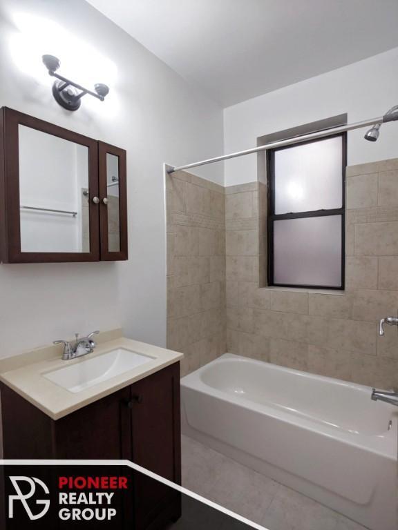 Building Photo - 1 bedroom in CHICAGO IL 60613