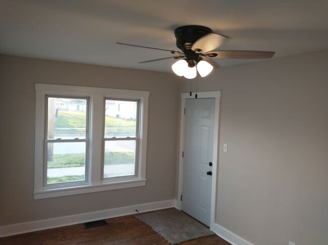 living room area - 606 S Maple St