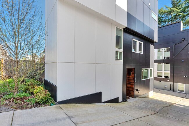 Foto del edificio - Great modern home located i n Madison Valley