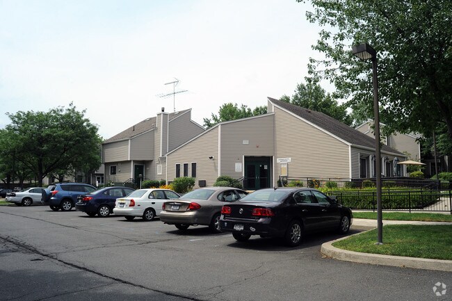 Building Photo - Squadron Gardens