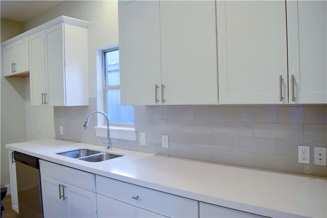 Foto del edificio - Modern Newer Townhome Across Frm UT