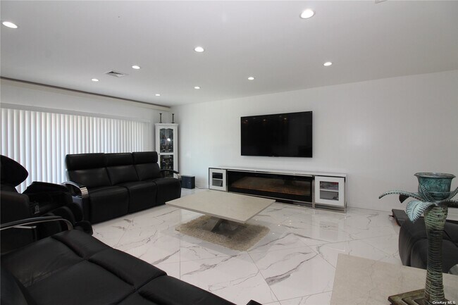 Foto del edificio - 492 Golf Ct