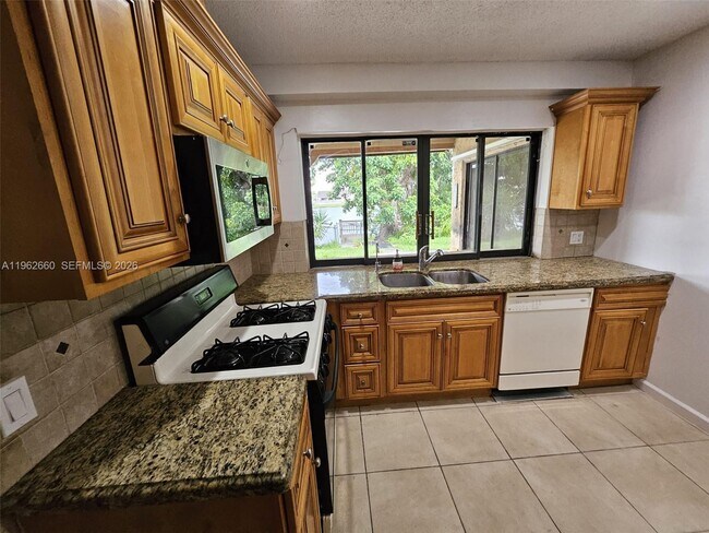 Foto del edificio - 3941 NW 115th Terrace