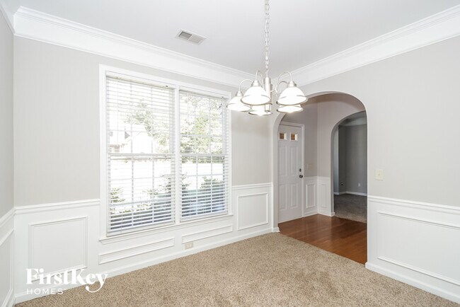 Building Photo - 2915 Villa Lake Dr