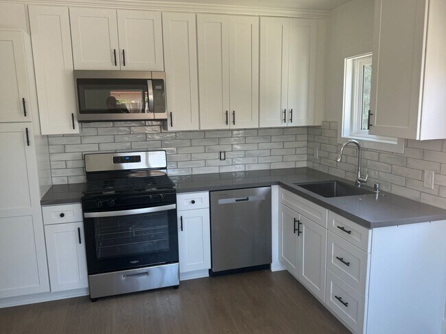 Building Photo - Remodeled 2 bedroom/ 1 bath on a Cul de Sac!