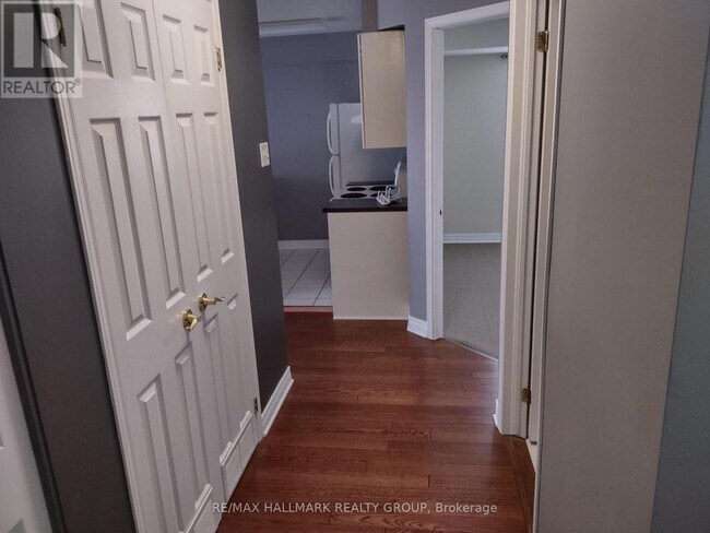 Building Photo - 429 Somerset St W