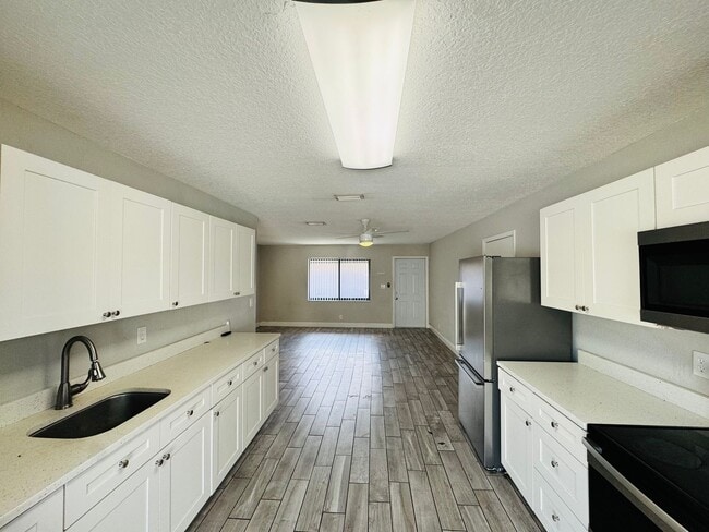 Photo - !SPECIAL OFFER! 3 bed/2 bath in downtown Fort Lauderdale Apartment