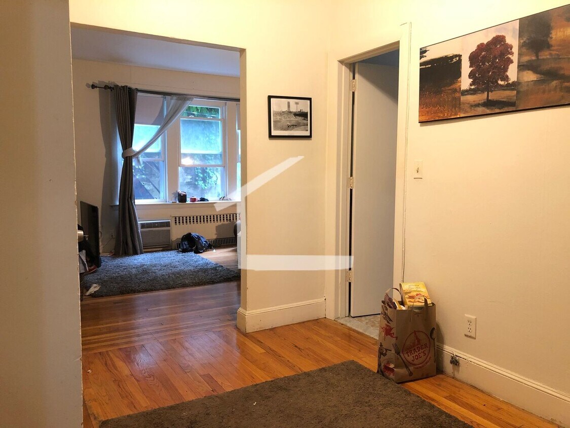 Building Photo - Charming 2 Bedroom