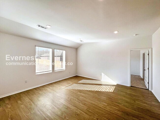 Foto del edificio - 4 Bed/2 Bath Home with 2-Car Garage / Pet-Friendly / Vouchers Accepted / Available Now!