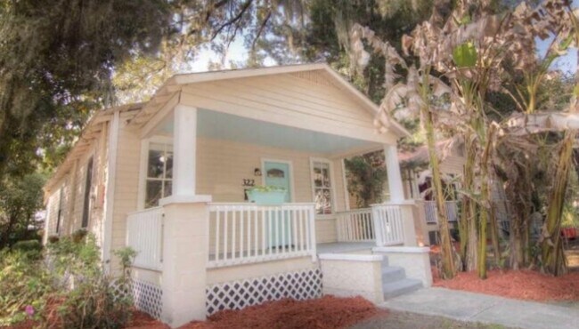 Foto del edificio - Walk or bike to CAMPUS or downtown!! 3 bed HOUSE
