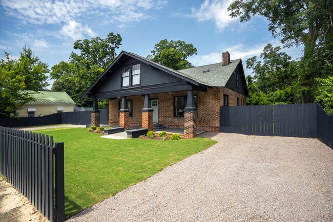 Building Photo - 227 Kershaw St NE