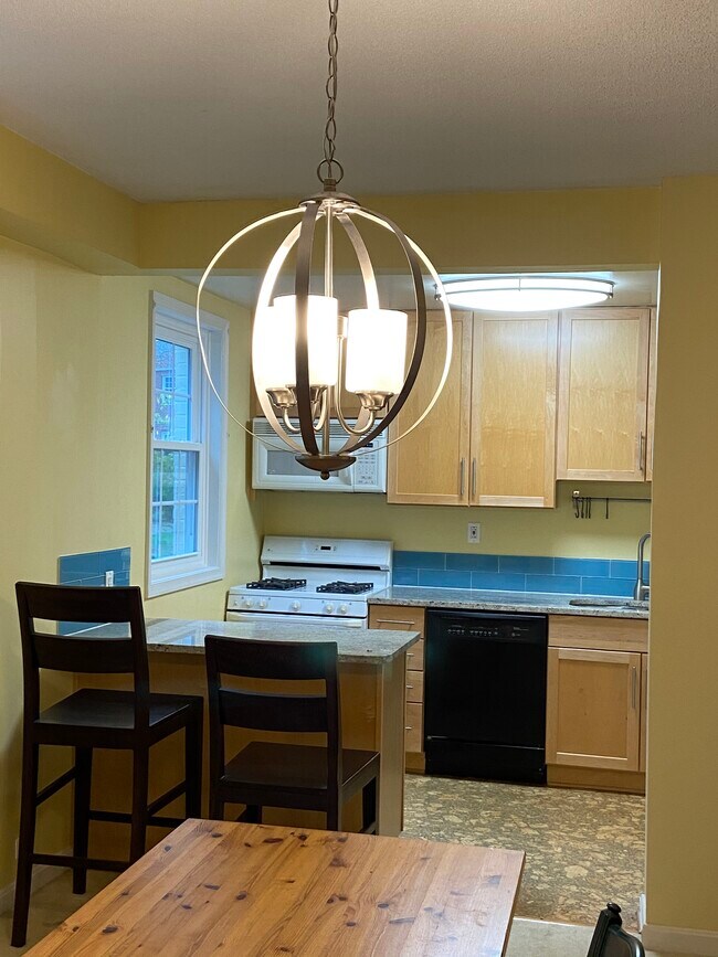 Open kitchen - 202 N Trenton St