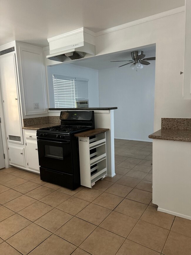 Building Photo - 9548 Cortada St