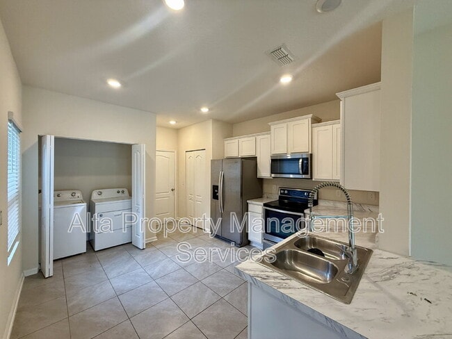 Building Photo - 7765 Legacy Trl