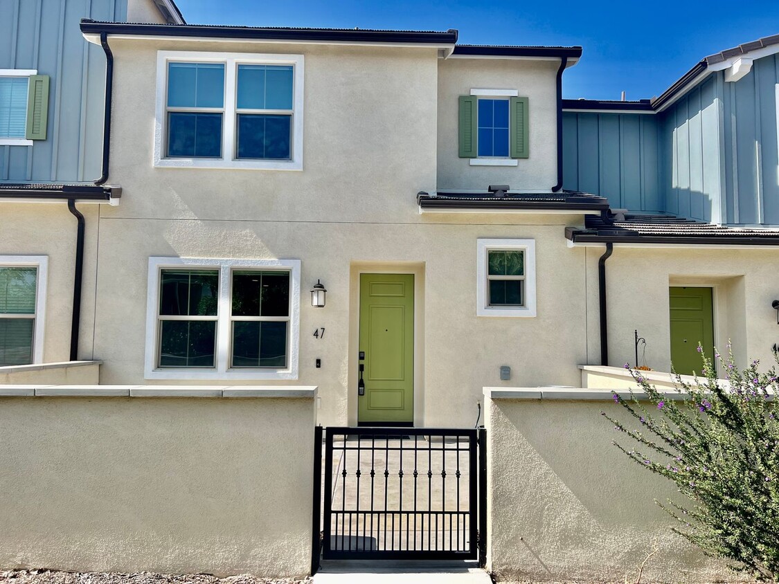 Primary Photo - Beautiful Upgraded 3-Bedroom Townhouse in ...