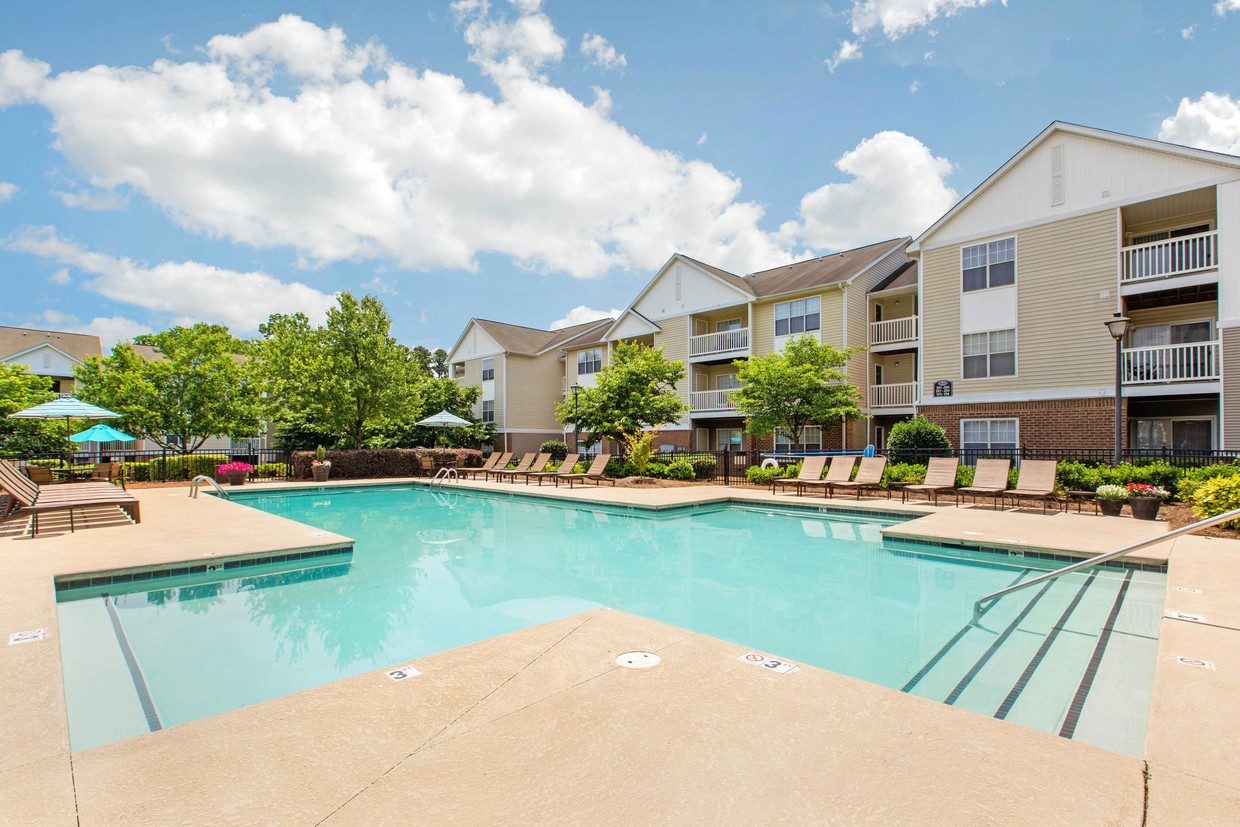 Piscina con cabaña - The Grayson Apartment Homes