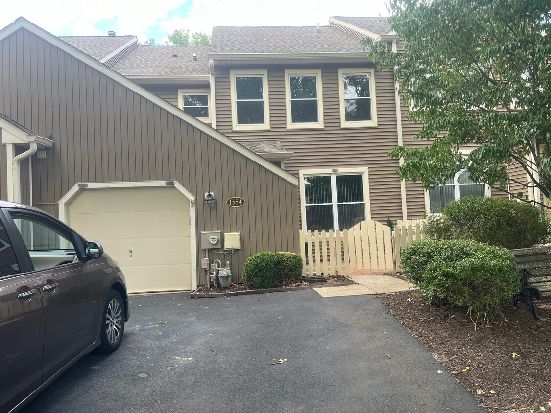 Front - 1554 Willow Pond Dr