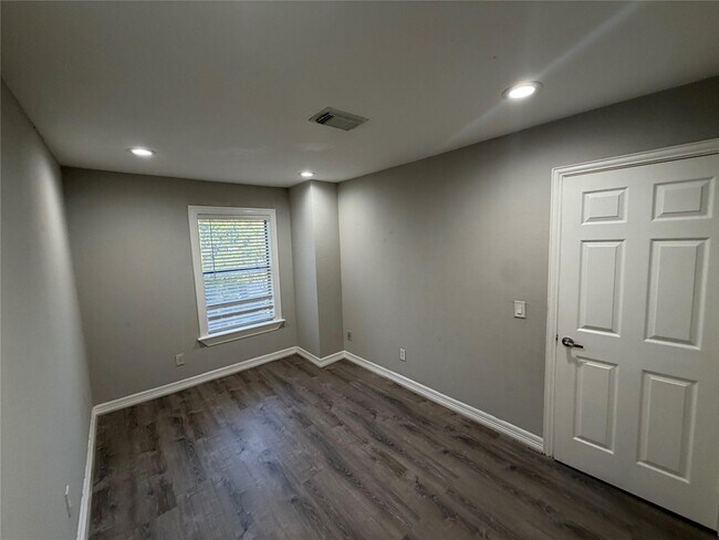 Foto del edificio - 2810 Grants Lake Blvd